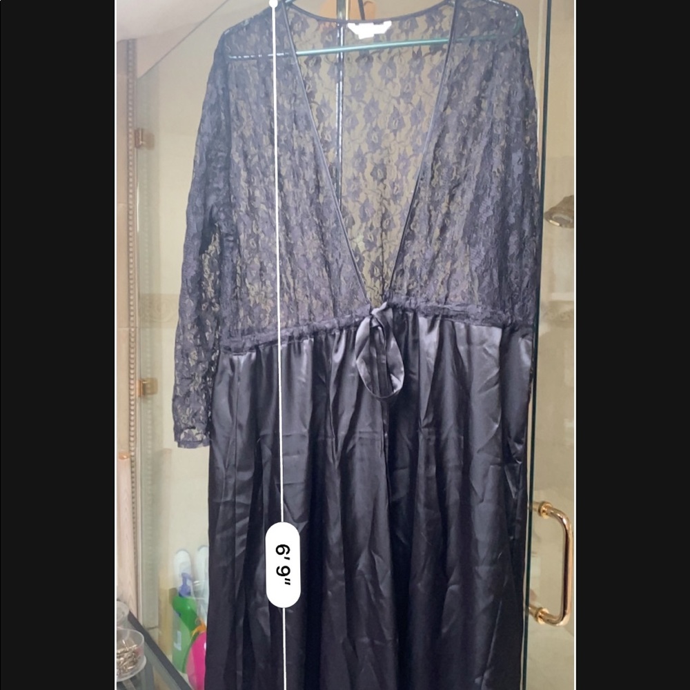 Black Robe - Picture 6 of 9
